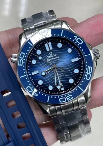 集齊11款MoonSwatch Moonshine? Gold，歐米茄將釋出罕見行李箱表盒組合，激發收藏家入手欲望。